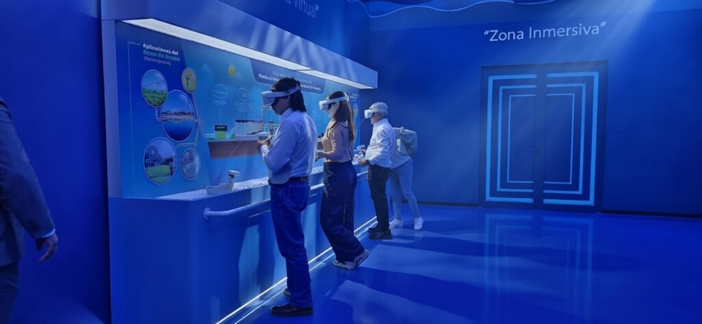 Visitantes con lentes de realidad virtual en la Sala Inmersiva del Agua