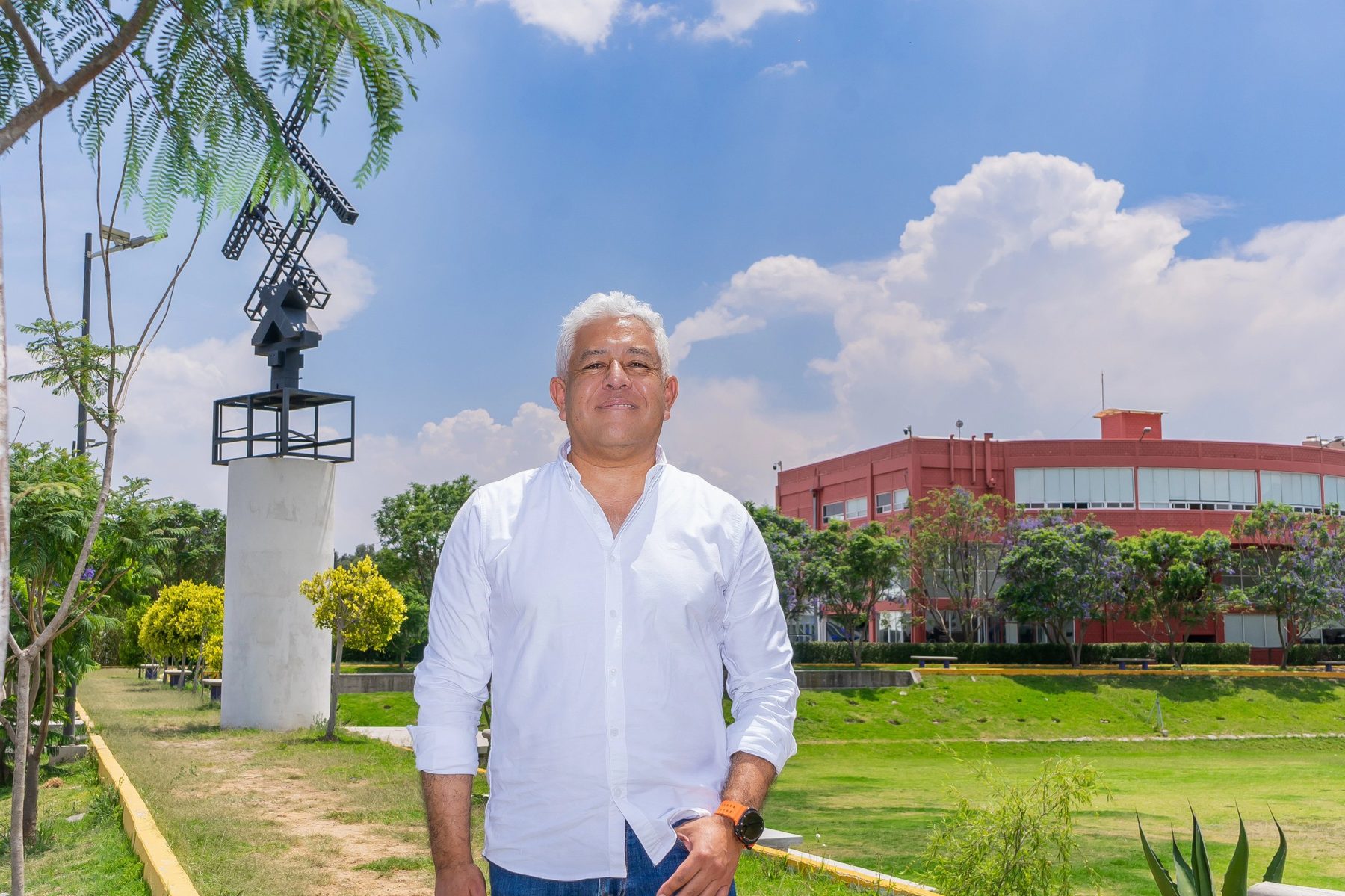 El Comisionado Javier Israel Tobón Solano en el Parque Federico Silva, frente a las oficinas de la CEAS